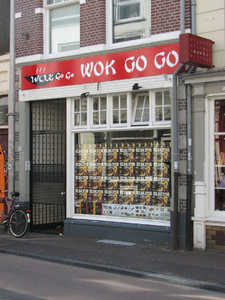 820930 Gezicht op de winkelpui van Afhaal Wokrestaurant Wok Go Go (Voorstraat 57) te Utrecht.